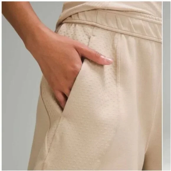 Lululemon NWT Embossed Panel High-Rise Short 4" Trench - Picture 3 of 14
